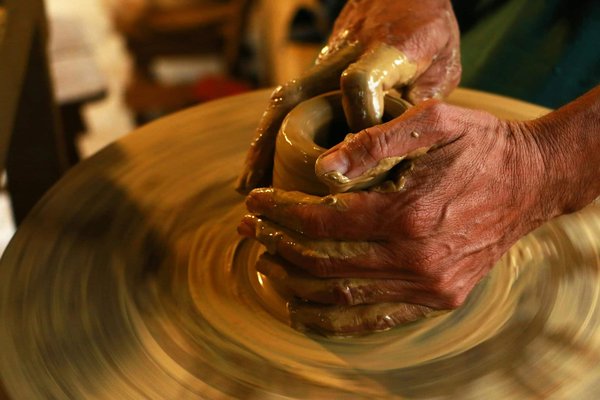 Où découvrir les secrets de la poterie traditionnelle dans les villages de Toscane?